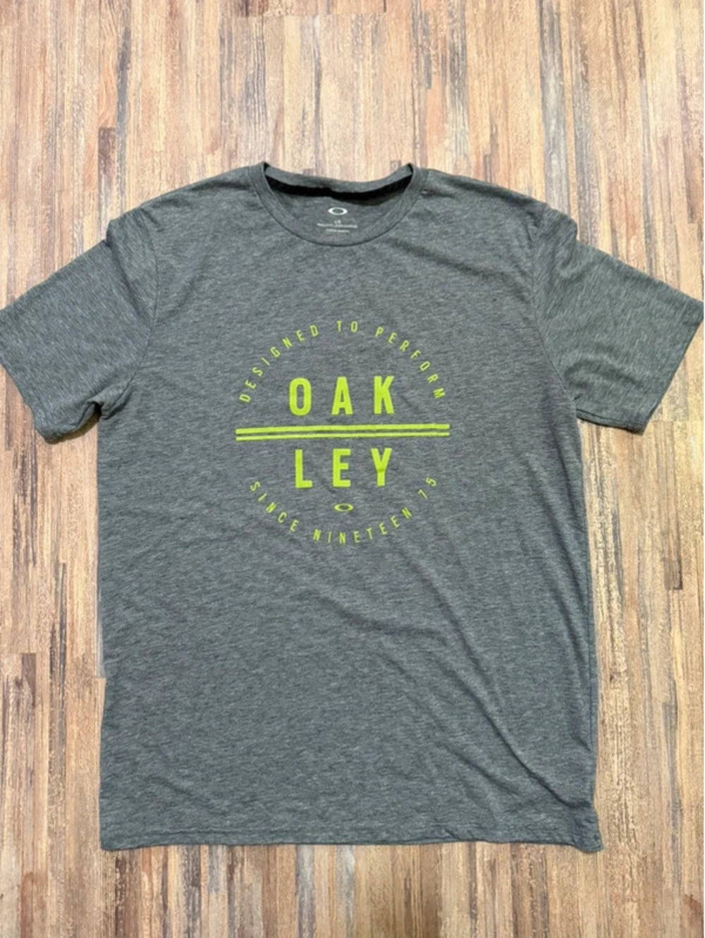 Oakley men’s short sleeve t shirt size large